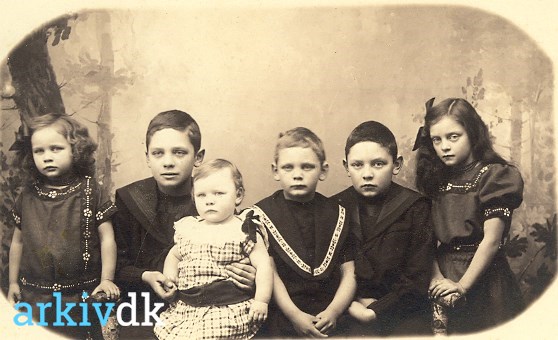 arkiv.dk | 1910 ca. Proprietær Anders Frederik Deichmann - ejede Langesgaard Grinderslev s. - Deichmanns børn i fint tøj.