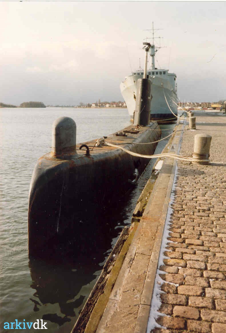 arkiv.dk | Ubåden "Spækhuggeren" og inspektionsskibet Vædderen F349 ved i havn