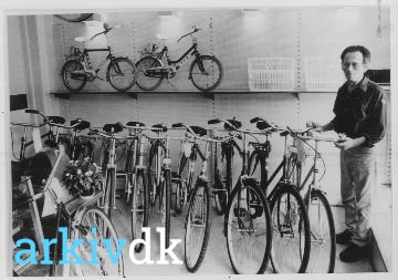 | Ny forretning, Holbæk-Cykler, åbnede i smedelundsgade, hvor der før mønter og frimærker.
