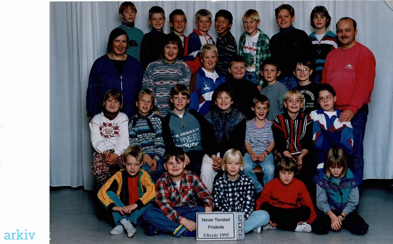 arkiv.dk | Hover-Torsted Friskole, 1995. 3-4-5 klasse, fotograferet på efteråret