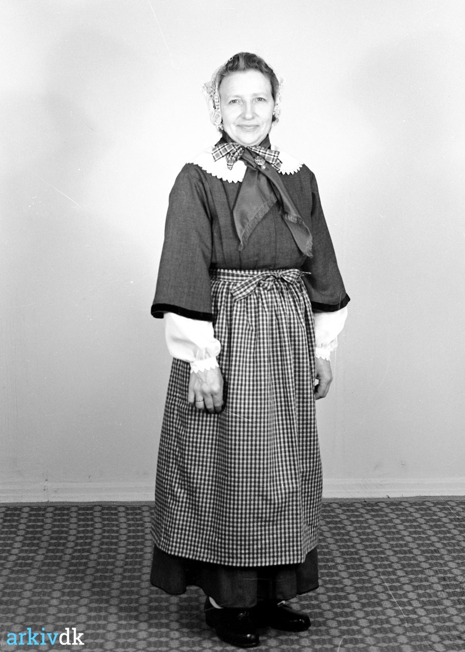 forskellige propel Sammenligne arkiv.dk | En kvinde iklædt tøj fra "gamle dage"