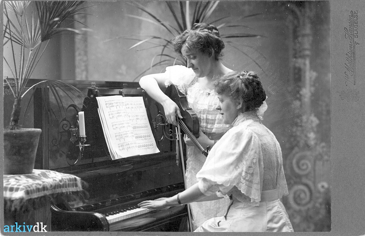 arkiv.dk | Ingrid Margrethe f. Werner med violin og Gerda Brøndsted f. ved klaveret