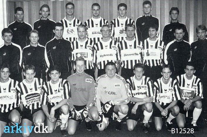 Kirsebær Mellemøsten gave arkiv.dk | Idrætsklubben "Chang". Fodbold. Seniortrup. 1. division. År 1998