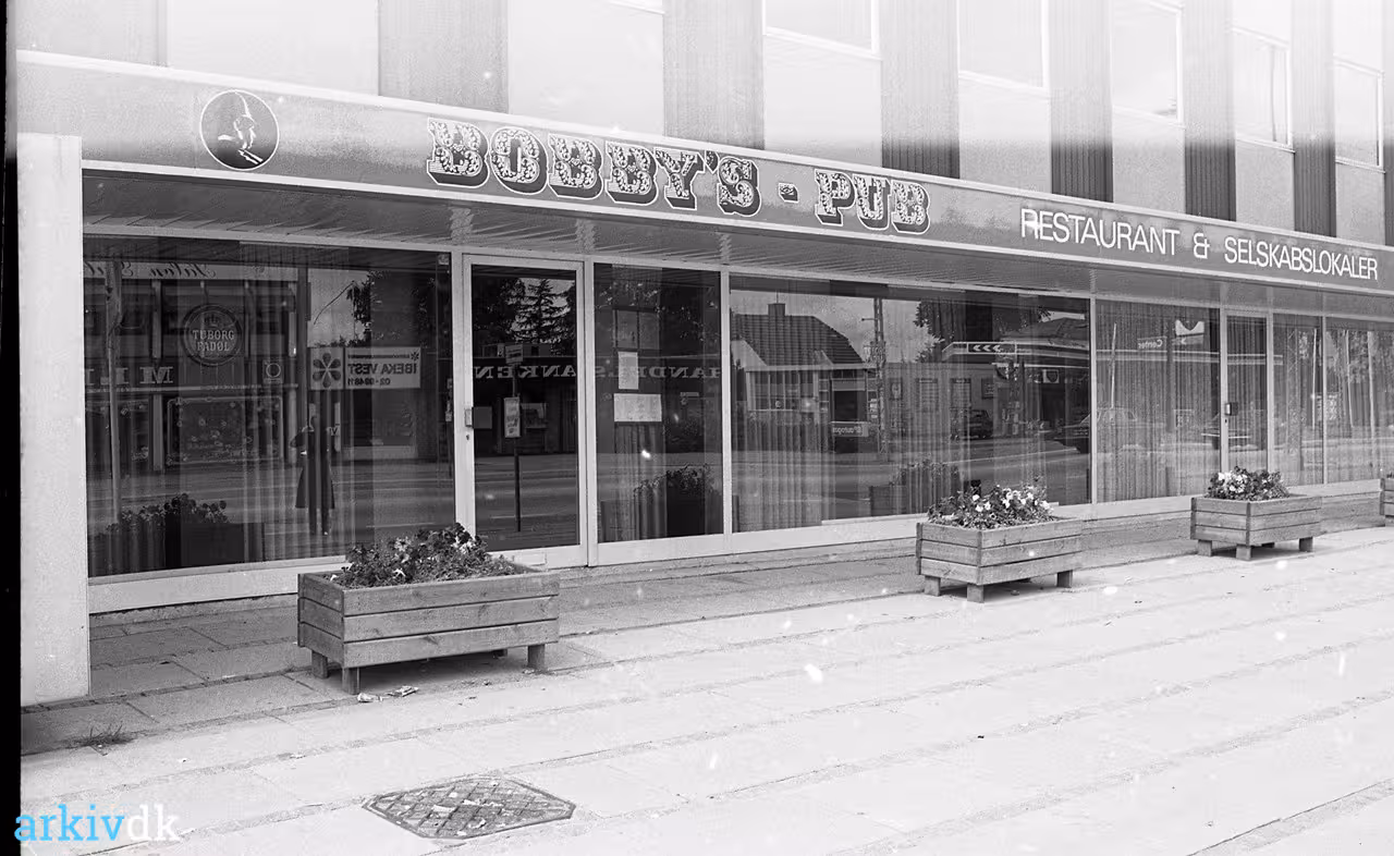 arkiv.dk Bobbys Pub set udefra