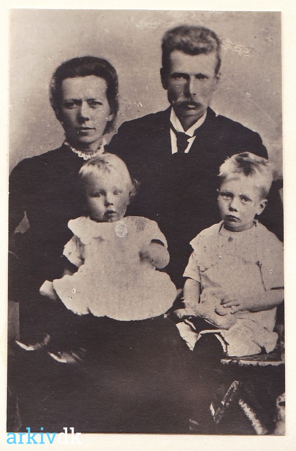 arkiv.dk | I "Mosegaard" 1872 blev Jens Nielsen Krogh Jespersen Nielsen født - ses her med hustru Mette Marie Sørensen Jensen og deres sønner Jesper og Søren.
