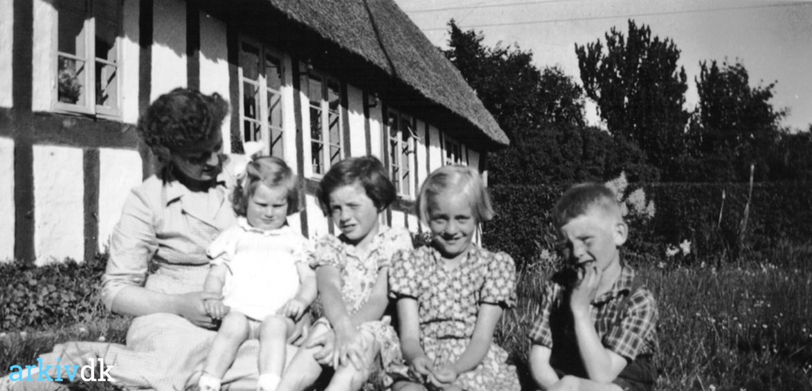 arkiv.dk | 7 i Roerslev. Inger Thorborg med datteren Kirsten, samt Petrea, Ellen og Jørgen fra Roerslev Lindegaard.