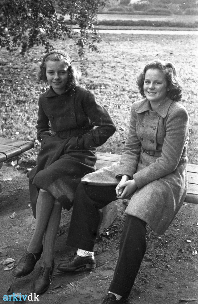 arkiv.dk | på bænk i Kongens Have, okt. 1947
