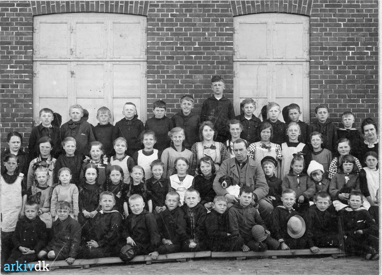 Stejl mølle ulæselig arkiv.dk | Rynkeby Skole (Ringe sogn) 1922 Elever og lærer Hagbard  Sørensen, som tog navneforandring til Krake.