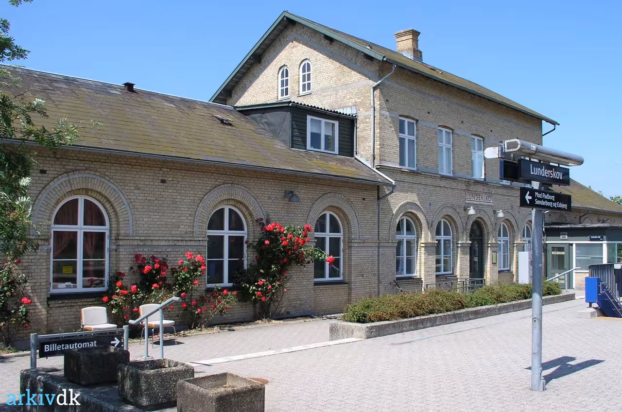 arkiv.dk | Stationsbygnigen på Lunderskov Station.