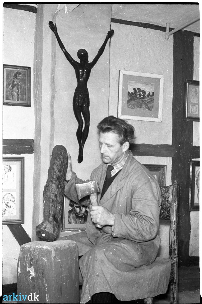 instans marmor beholder arkiv.dk | Otto Pedersen i sit atelier, 1952