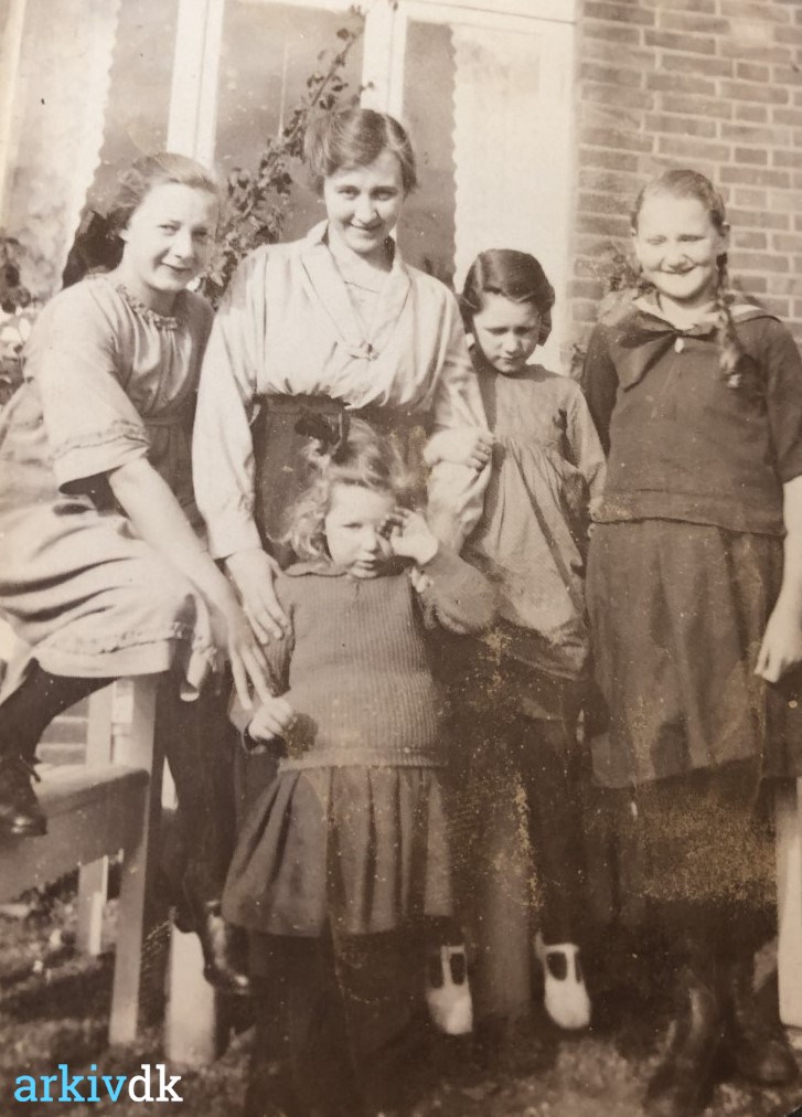 arkiv.dk | Rosenlund, Nielsine Methine og fire døtre. Ca. 1922.