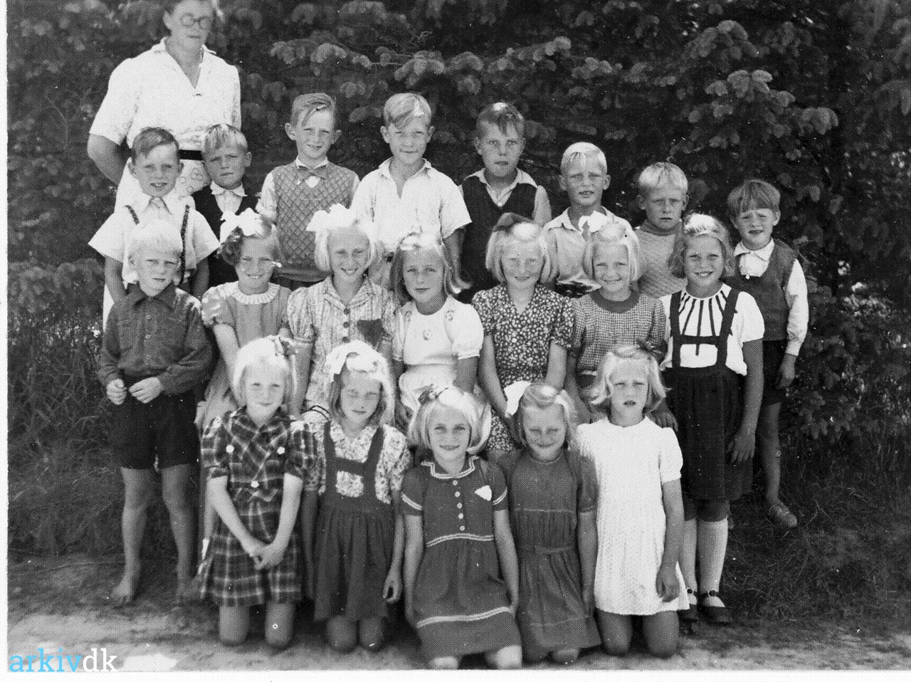 arkiv.dk | Lærer og elever på skole 1947