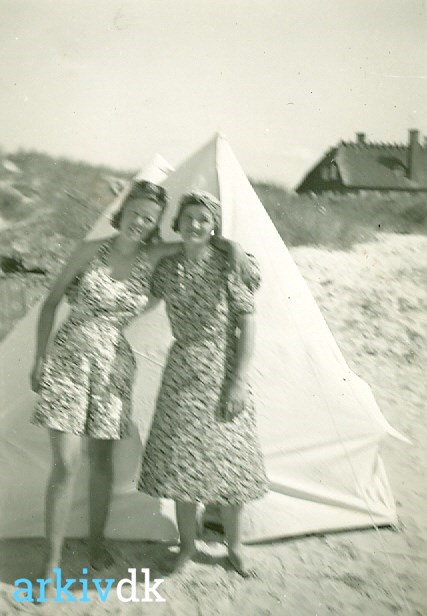 arkiv.dk Mildred og moster Ester foran telt.