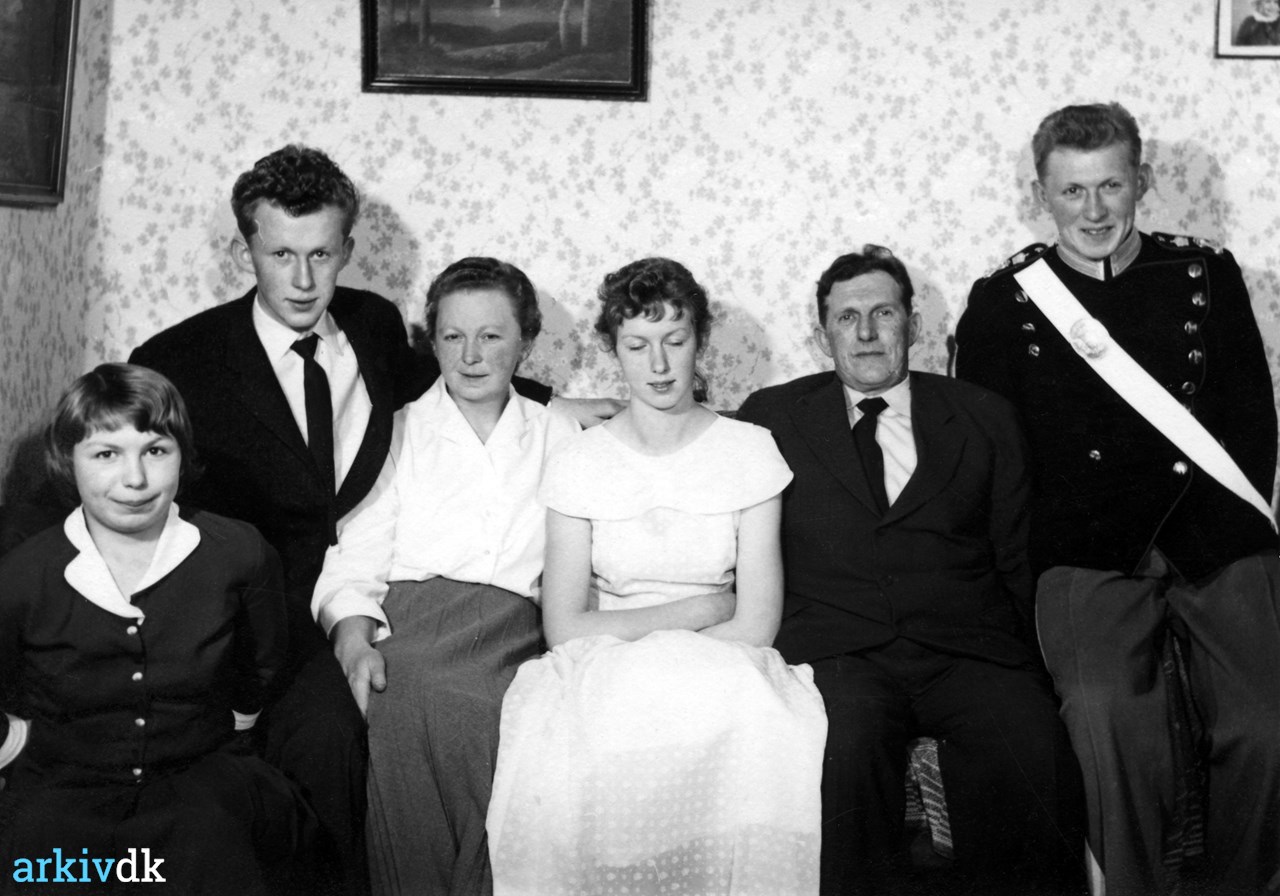 Arkivdk Inge Margrethe Jørgensen Med Familie Til Konfirmation år 1958 Harndrup Sogn 9181